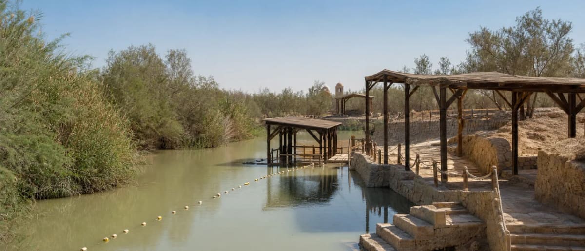 ضفاف نهر الأردن عند موقع المغطس، بيت عنيا ما وراء الأردن، مع حجاج وآثار كنائس قديمة